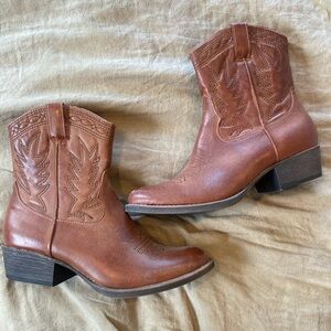 Cute Brown Short Cowboy Boot Size 8.5